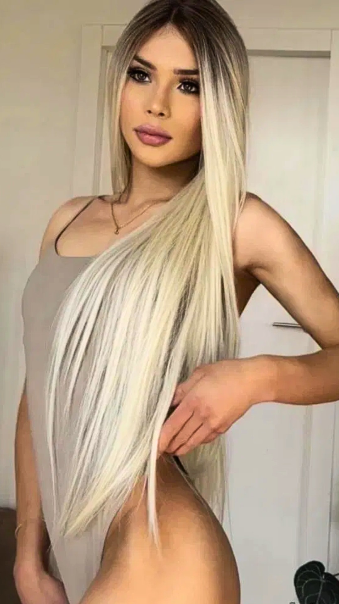 Ambar, Travesti delgada y cariñosa